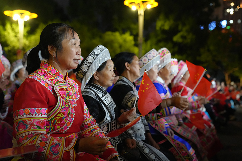 观众跟随哼唱。