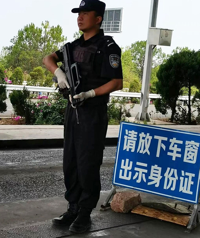 工作中的冯明湘。