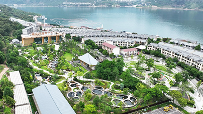 Vlog：金沙水拍處 移民社區“破繭”煥新顏“金沙江上揚起風帆，美食街區香氣四溢，沙灘音樂節上歌聲飛揚……“不是三亞去不起，而是邵女坪更具性價比！”一位游客說道。