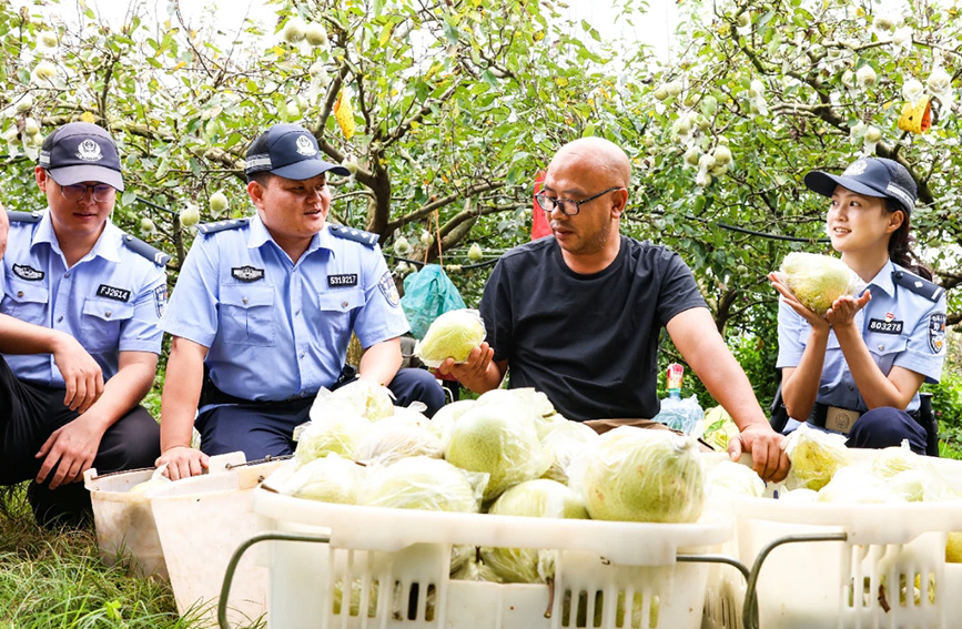 民警开展普法宣传。