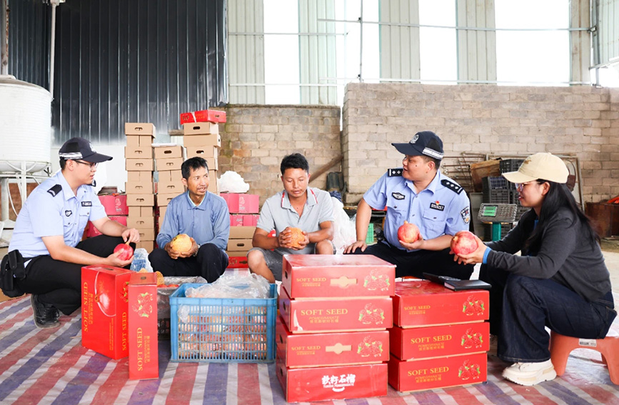 民警开展普法宣传。
