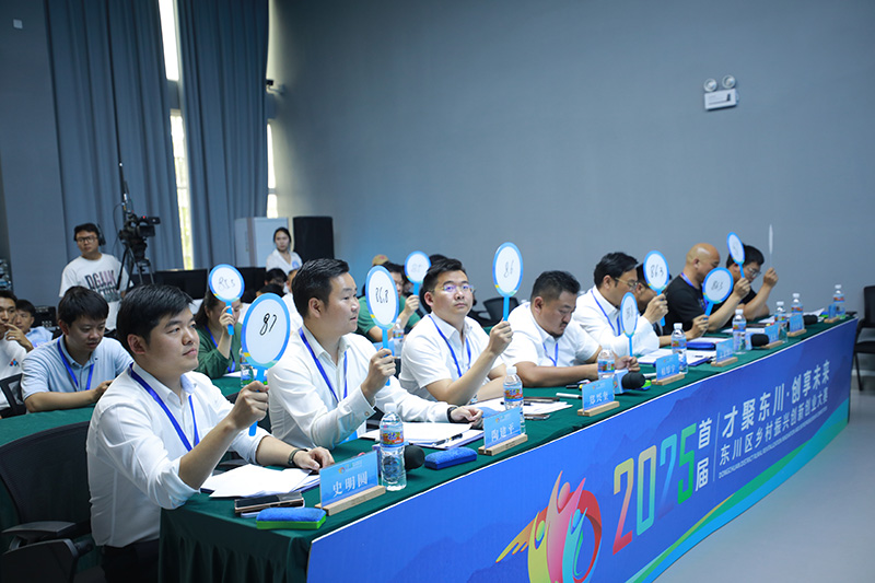 决赛评委亮分环节。孟祝斌摄