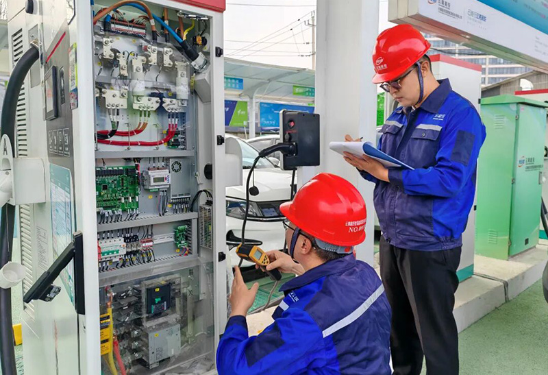 智慧能源公司党支部开展“云能充”巡检。