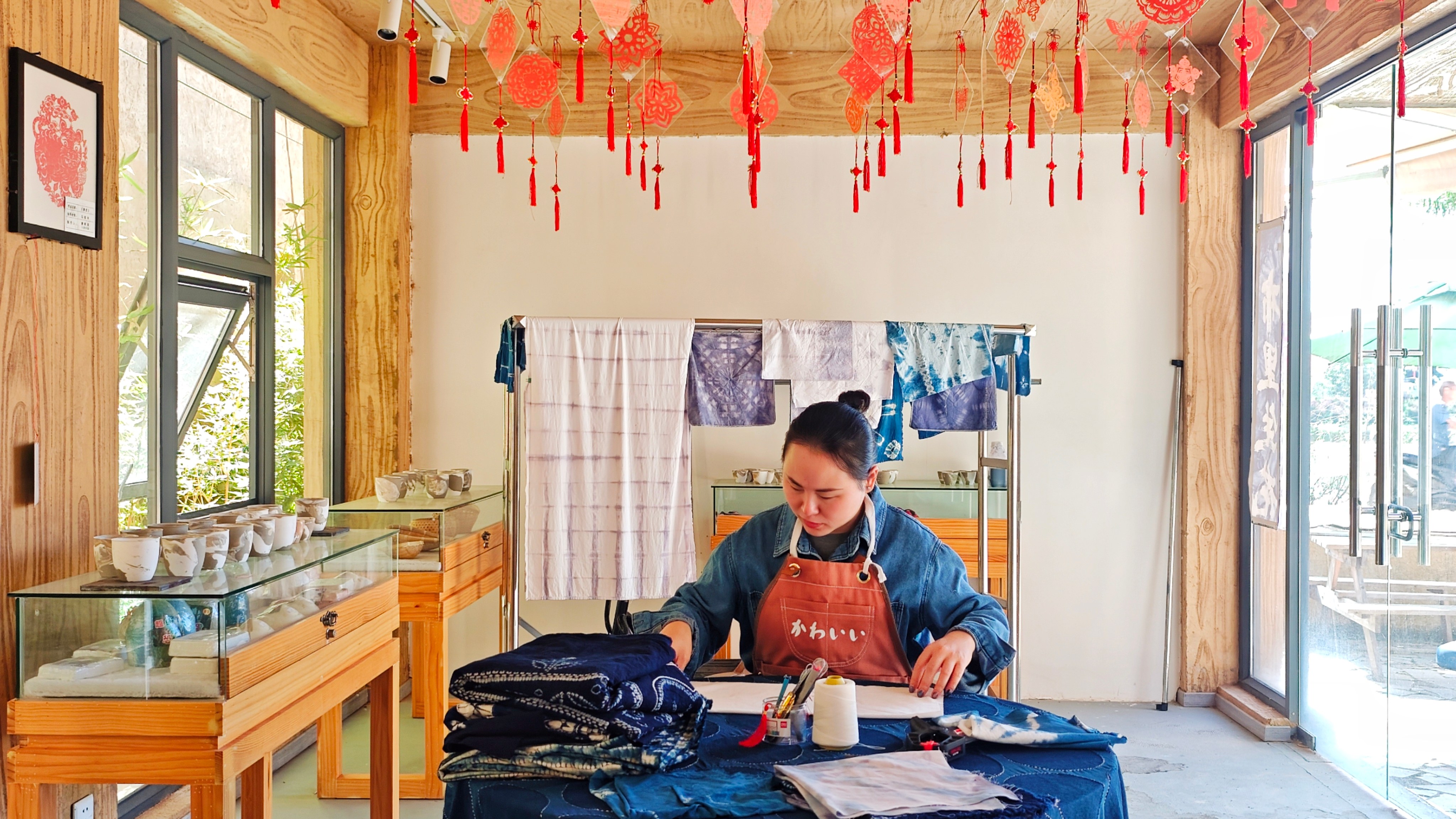 旅居客在红岩镇白崖古城村体验扎染手工技艺。杨文虹摄