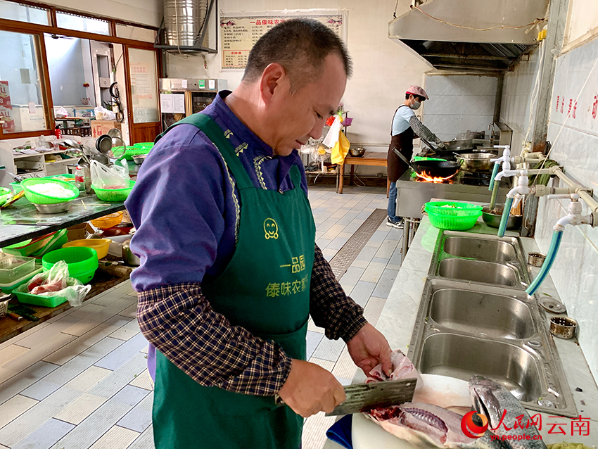 陳永和在處理食材。人民網 王嫻攝