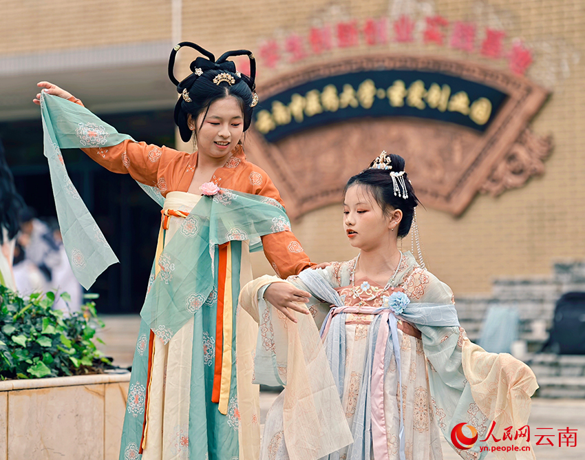 活动现场学生们展示汉服文化。人民网 尹馨摄