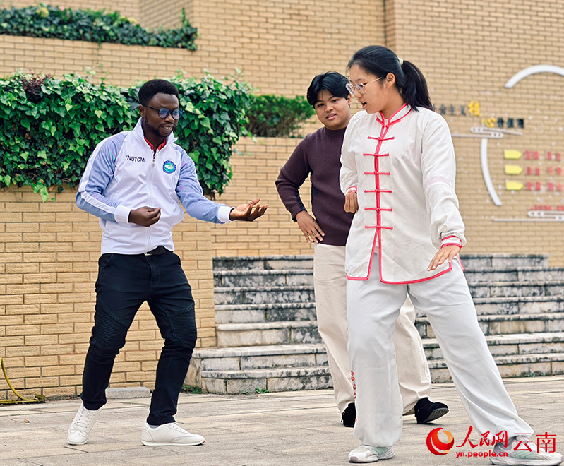 留学生跟着指导老师学习八段锦。人民网 尹馨摄