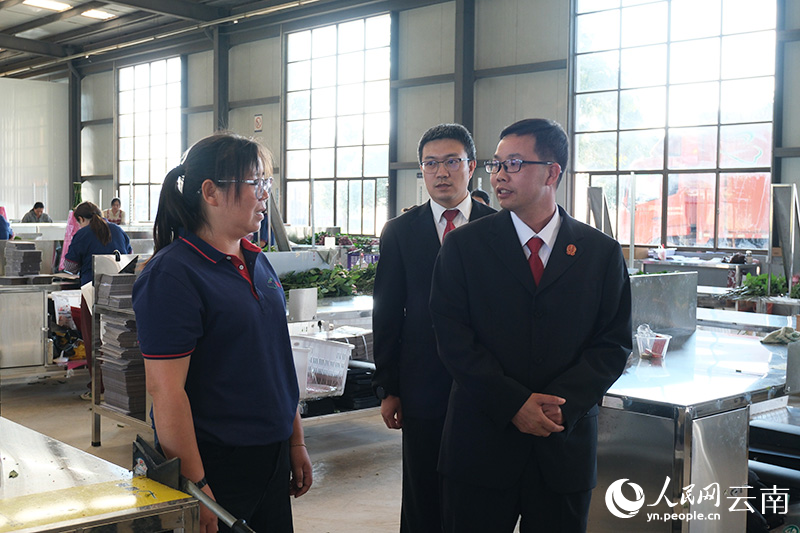 通海县人民法院主动走访花卉企业，服务企业司法需求。图为法院工作人员正与锦海农业科技发展有限公司副总经理胡丽琴交流。人民网-曾智慧摄