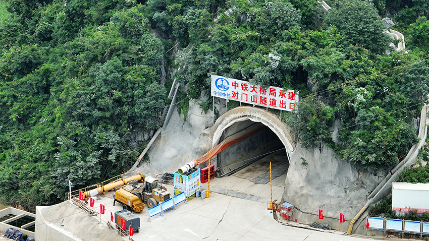 文山至蒙自铁路对门山隧道安全贯通。