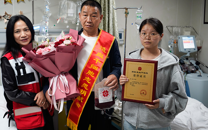 赵乾在昆明医科大学第一附属医院捐献造血干细胞完成后在手术室与镇雄红十字会及女儿合影
