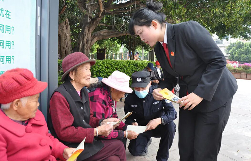 姚安法院干警到梅葛广场开展普法宣传活动。