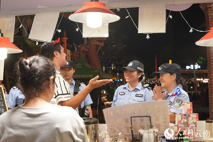 “星光女子调解队”在泰国商户聚集的告庄西双景泰国街巡逻。人民网记者 蔡树菁摄