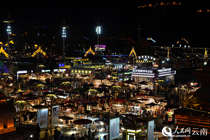 告庄西双景核心区域的星光夜市里有5000多家小商铺。人民网记者 蔡树菁摄