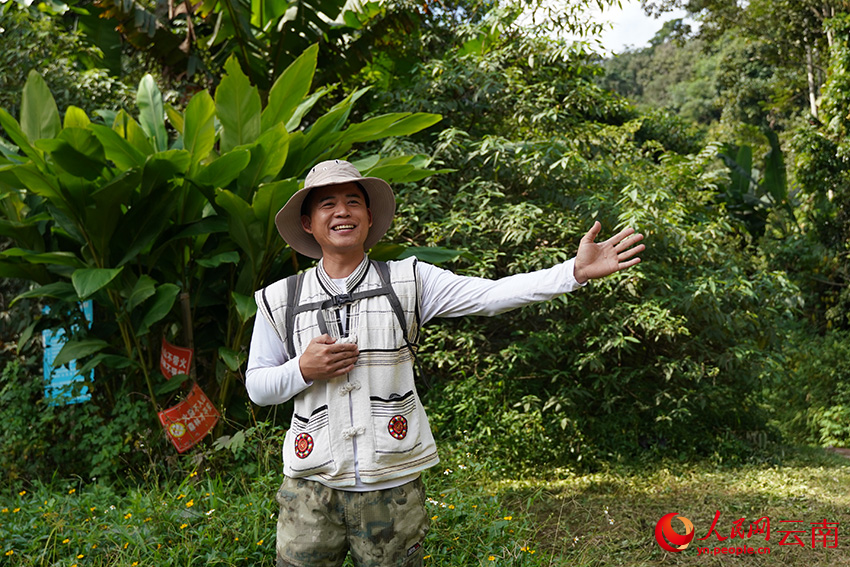 基诺山乡的基诺族徒步向导在向游客做进山前培训。人民网记者 蔡树菁摄