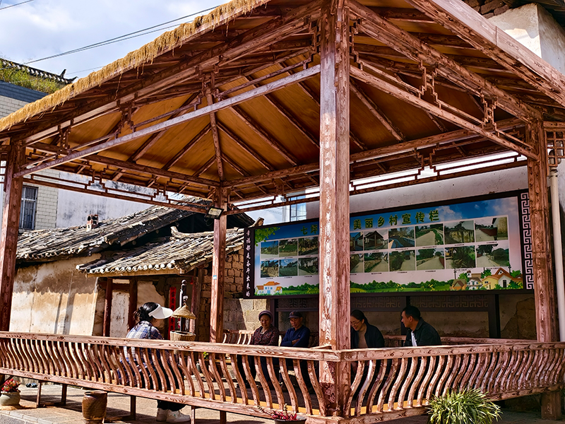 11、正在凉亭里闲聊的村民