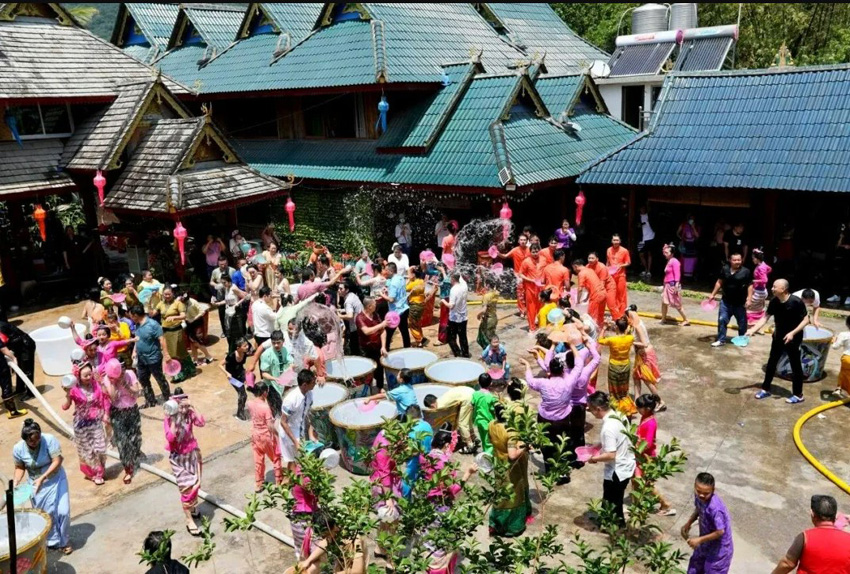 泼水节期间，游客与傣族群众共同欢庆节日。