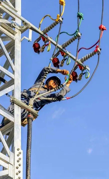 西双版纳供电局工作人员开展线路改造。