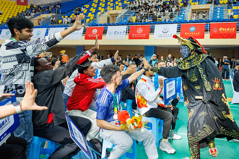 在闭幕式上,川剧表演者与参赛者互动。昆明理工大学供图