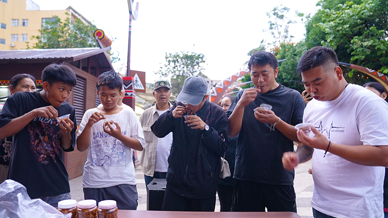 佤味牛皮辣王挑战赛。郑迎莹摄