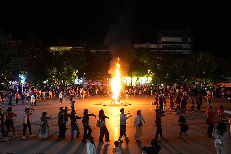 篝火晚会。奚川江摄