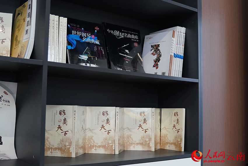 昭通市人力资源产创培融合园内图书角。人民网记者 蔡树菁摄