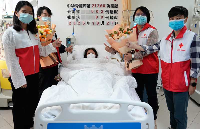 红十字会工作人员与晓雨-胡语珊摄-2025年10月27日