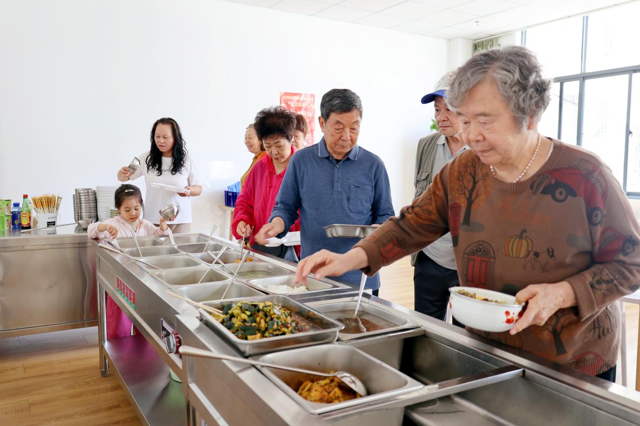 老人们就餐。​