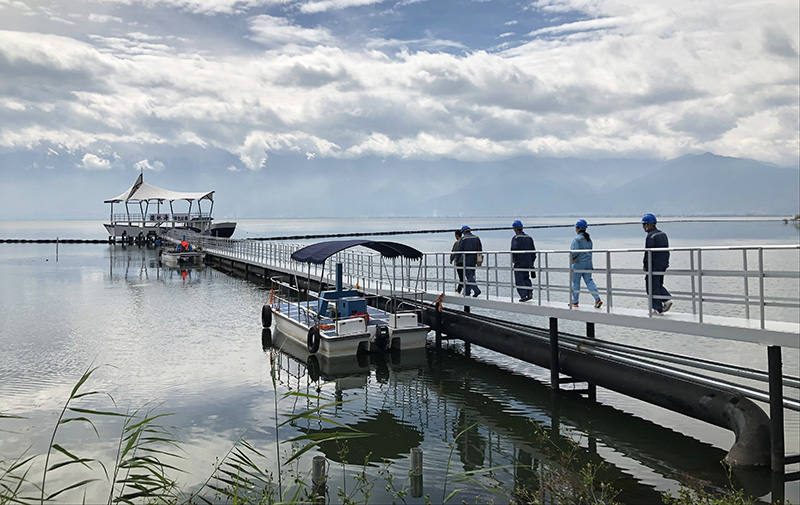 南方电网云南大理供电局党员、员工检查洱海保护治理设备供电情况。