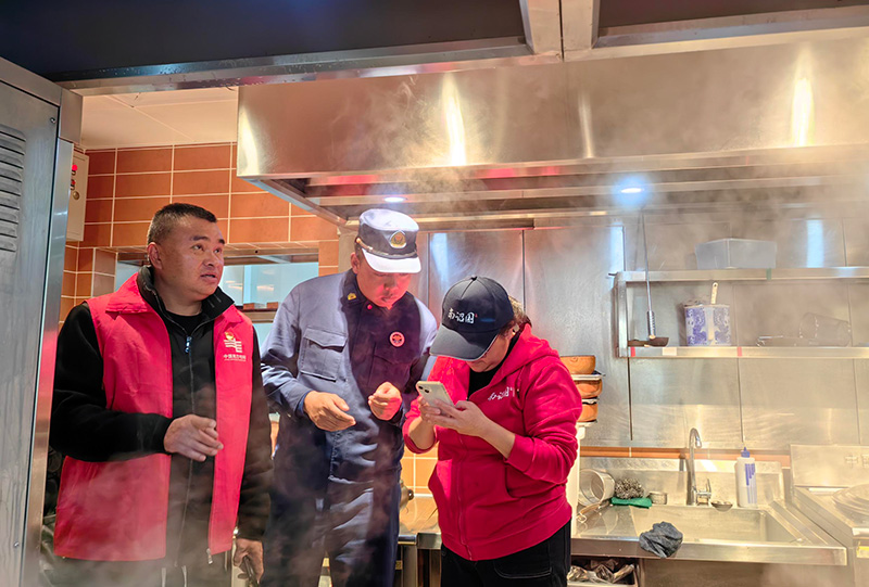 南方电网云南大理供电局“电力+消防”检查民宿用电情况