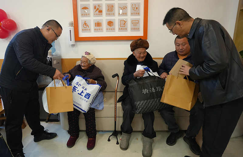 给百岁老人送上祝福。