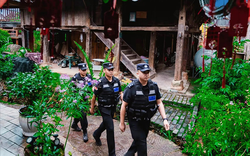 澜沧县公安局民警在景迈山村寨开展巡逻。
