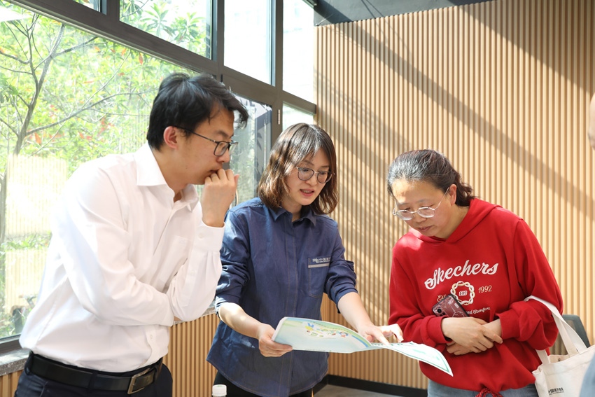 昆明供电局专家团队为企业解读电力新政。 张昕霞摄