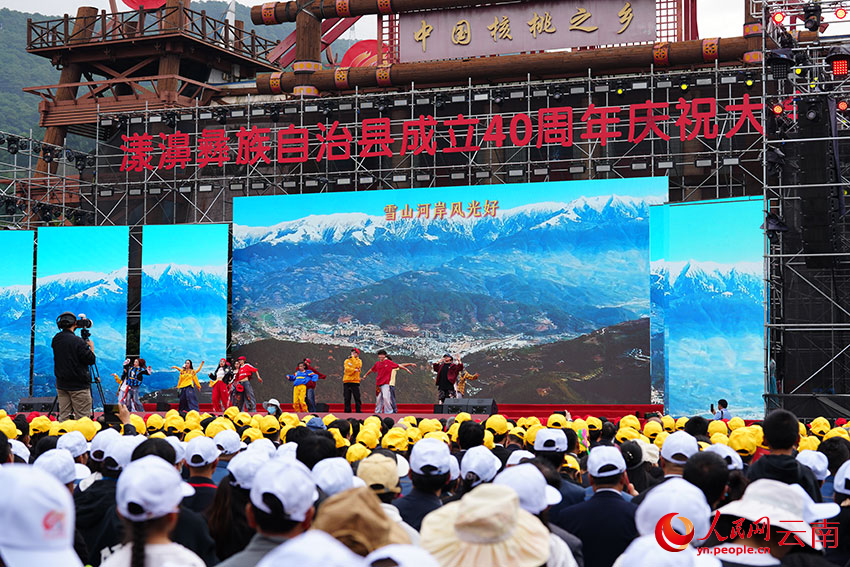 说唱街舞《漾濞速度》以时尚的形式，生动演绎了漾濞四十年来经济社会发展的累累硕果。人民网记者 虎遵会摄