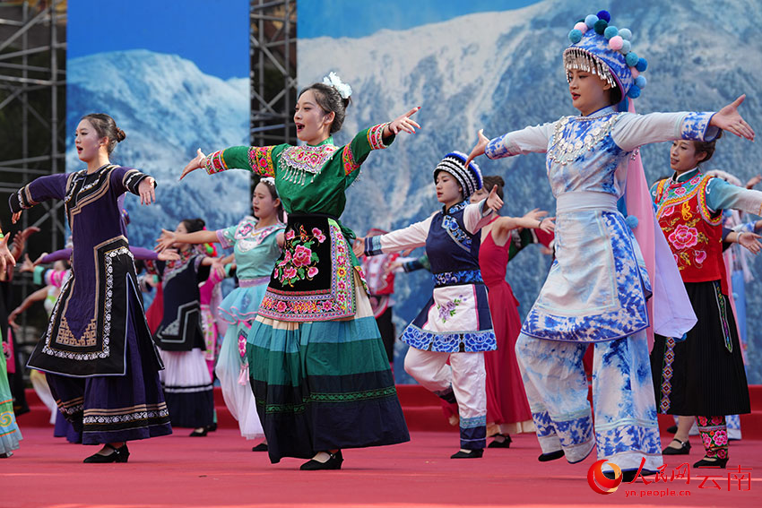 演員展示多樣的民族服飾。人民網記者 虎遵會攝