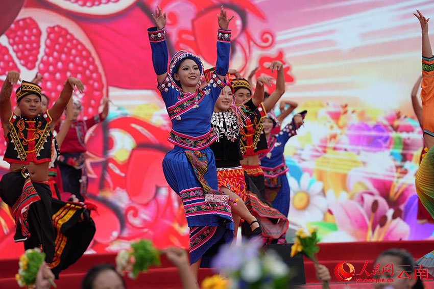 文藝演出。人民網記者 虎遵會攝