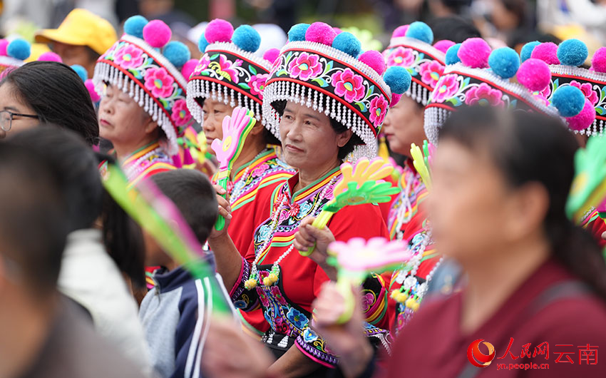 現場群眾觀看演出。人民網記者 虎遵會攝