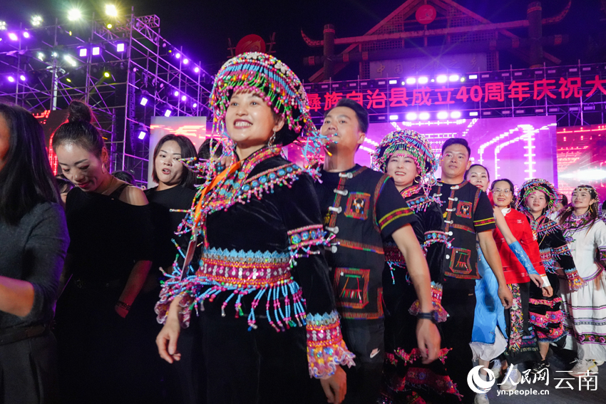 各族群眾身著盛裝，圍著篝火載歌載舞。人民網記者 虎遵會攝