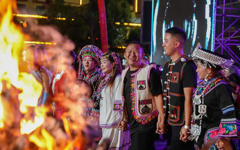 云南漾濞：共庆县庆四十载 篝火打跳燃激情