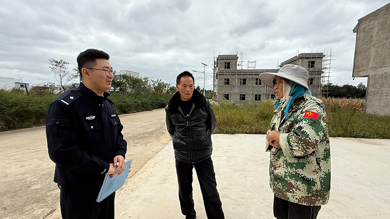 执行干警走访街坊邻居了解被执行人下落。