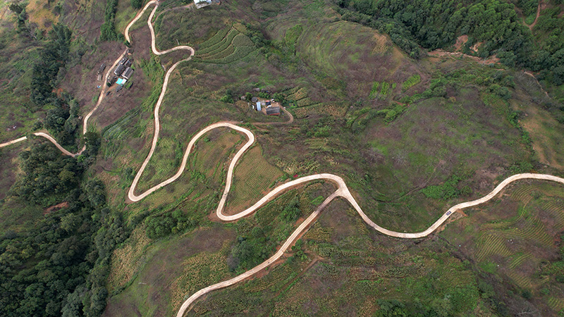富恆鄉富恆村王世恆村民小組公路航拍圖。