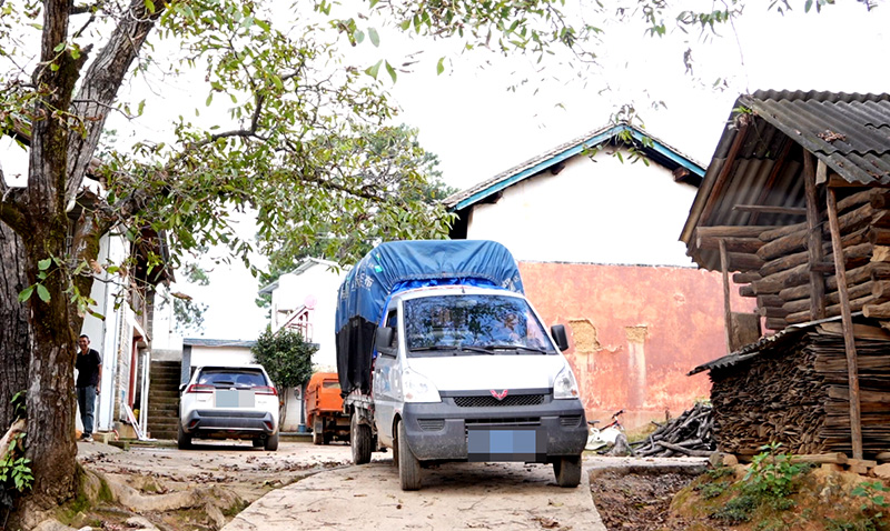 富恆鄉富恆村王世恆村民小組村民把核桃運往村外銷售。