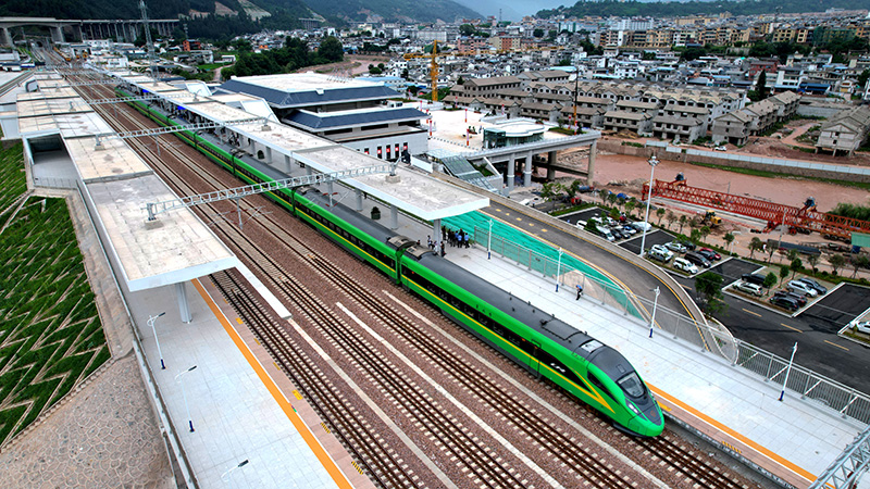 高鐵進站航拍圖。