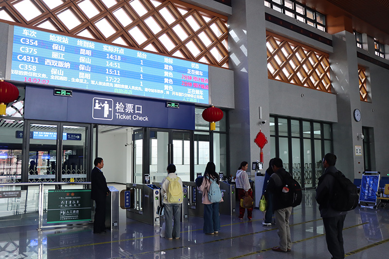 乘客在漾濞站檢票。