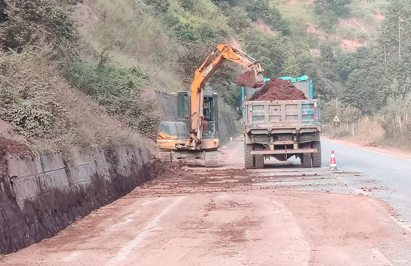 清理坍方路面。