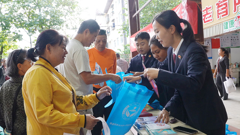 工作人员与老年人面对面作政策解读。欧相少摄