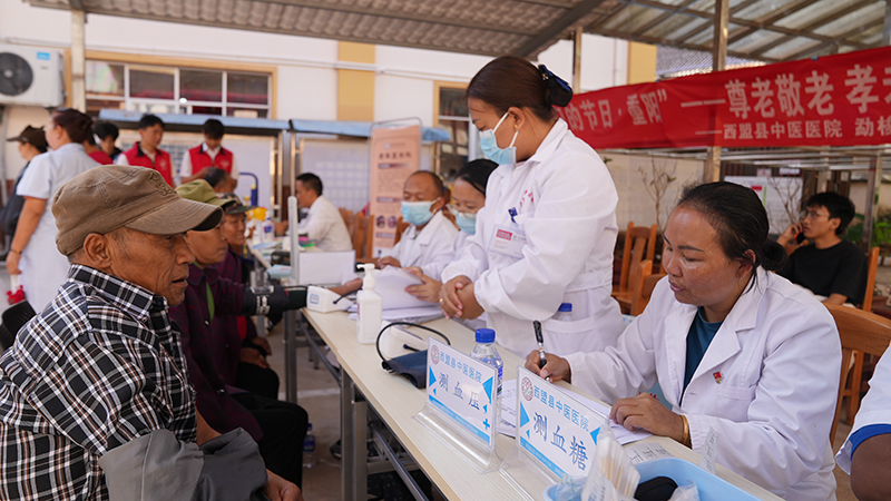 爱心义诊。李毅摄