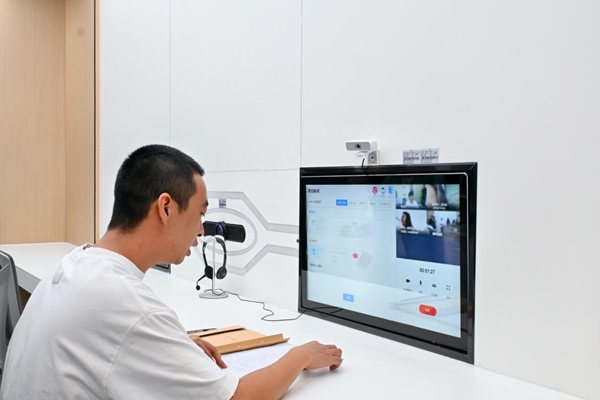 临沧综治中心工作人员在“无诉临沧”平台上处理矛盾纠纷。