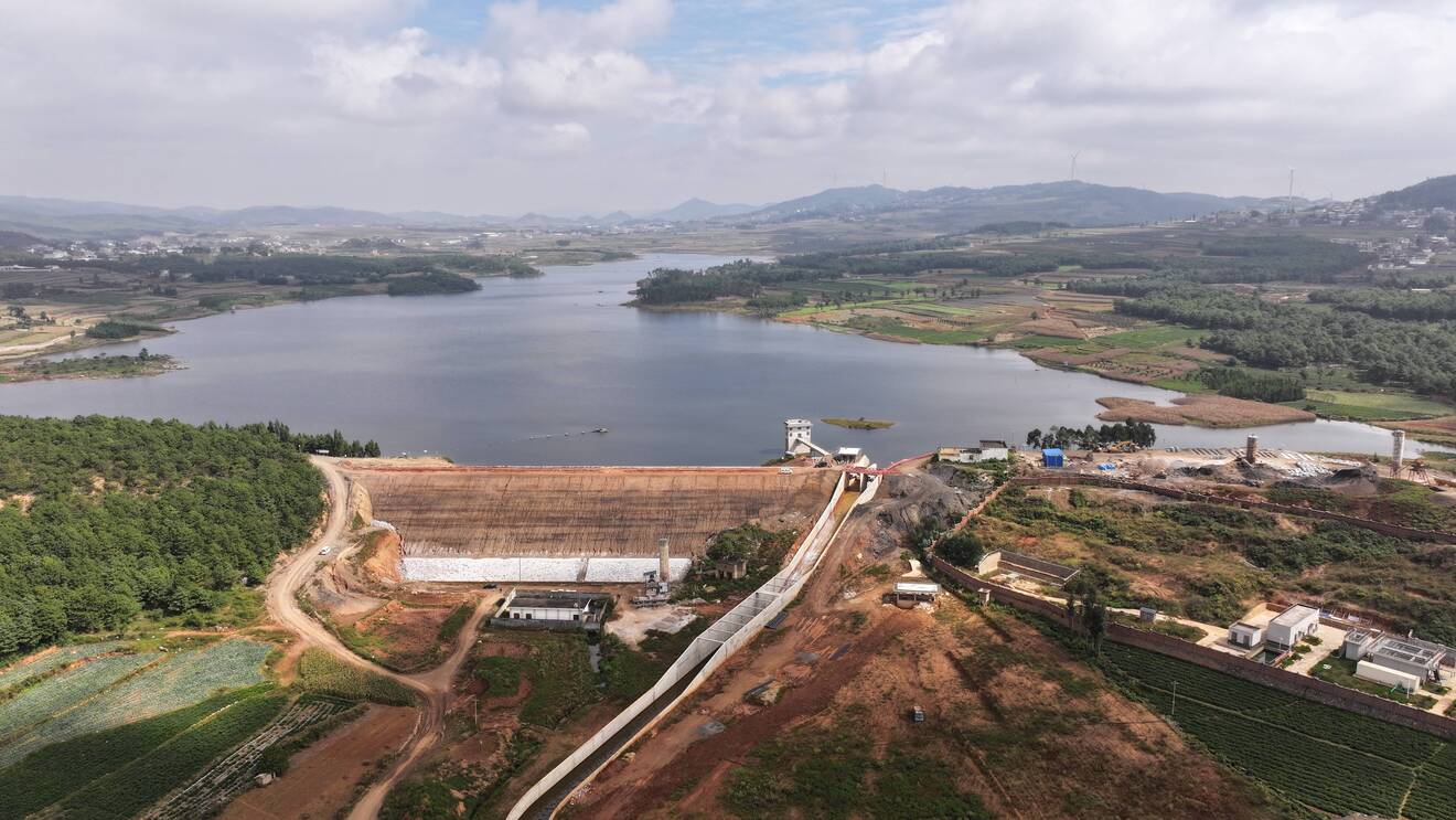 小撒卜龙水库扩建现场。