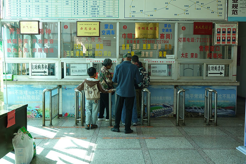 旅客通过人工窗口购票-邱美华摄-2025年10月31日