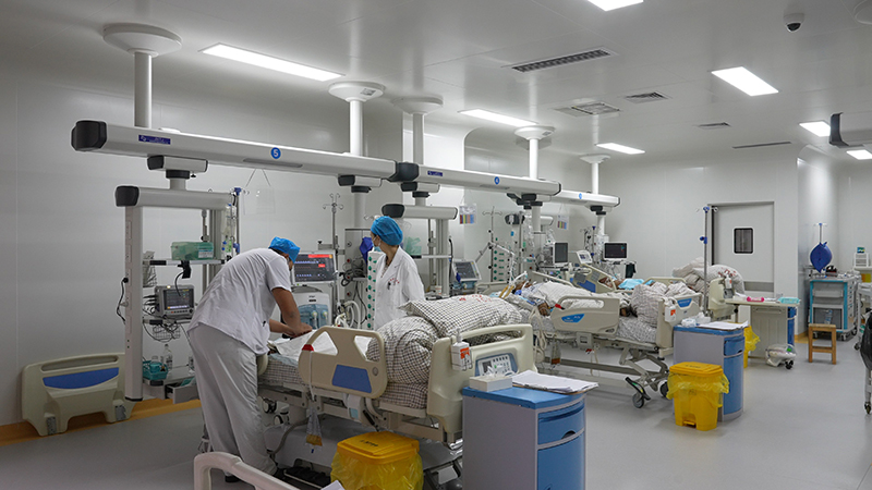 全面提升基层医疗服务能力,让群众在家门口就能享受到优质医疗服务。西盟县融媒体中心供图